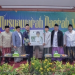 Bupati Gresik Fandi Akhmad Yani memberikan cenderamata kepada KH Mansoer Shodiq. Foto: Ist.