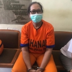 Tri Susanti alias Mak Susi, tersangka kasus provokasi kerusuhan asrama Papua saat tiba di Kejati Jatim.