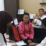 Petugas dari Pemkot Surabaya saat melakukan pendampingan terhadap anak perempuan yang menjadi korban bullying. Foto: Pemkot Surabaya.