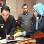 Penandatanganan Lima Raperda yang telah disetujui DPRD Kota Kediri oleh PJ Walikota Jumadi dan Ketua DPRD Kota Kediri Kholifi Yunon. Foto: ARIF K/BANGSAONLINE

