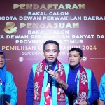 DPW Gelora Jatim saat menyerahkan berkas bacaleg ke KPU. Foto: Ist