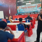 Komisioner KPU Kabupaten Mojokerto Divisi Sosdiklihparmas, Jainul Arifin saat memberikan penjelasan. (foto: ist).