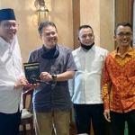 Dr. Hariri Makmun (nomor dua dari kiri) saat soft launching buku NU dan Diplomasi Global di Restoran Aljazera Signature Jakarta. foto: ist/ bangsaonline.com.