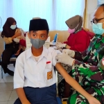 Seorang pelajar di Tuban sedang disuntik vaksin Covid-19.