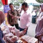 Wali Kota Batu, Nurochman saat berada di salah satu stan bazar