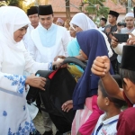 Gubernur Jatim Khofifah Indar Parawansa memberikan santunan kepada Anak Yatim dalam acara Festival Ramadhan 2019 di Pendopo Pamekasan, Madura. foto: ist