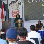 Pj. Wali Kota Kediri, Zanariah saat memberi sambutan dalam kegiatan Sosialisasi Gempur Rokok Ilegal untuk Generasi Muda di Sumber Banteng, Kelurahan Tempurejo, Kecamatan Pesantren, Kamis (20/6/2024).