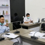 Ketua DPRD Gresik Fandi Akhmad Yani (kiri) meminta penjelasan Kepala Bappelitda Herman TH Sianturi soal belum cairnya BLT JPS untuk warga terdampak pandemik Covid-19, Minggu (26/7) kemarin. foto: SYUHUD/ BANGSAONLINE