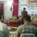 Ketua KPU Pacitan saat memberikan sambutan di acara evaluasi pencalonan anggota DPRD Kabupaten/Kota.