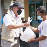 PEDULI: Bambang Haryo Soekartono (BHS) memberikan sembako ke warga isoman di Sidoarjo, awal Agustus lalu. foto: ist.
