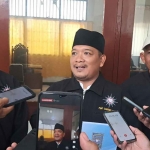 Ketua PSHT Tuban, Toyib Supriyadi, saat memberi keterangan ke awak media.