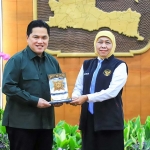 Ketua Umum PSSI, Erick Thohir menerima cenderamata dari Gubernur Jawa Timur, Khofifah Indar Parawansa.