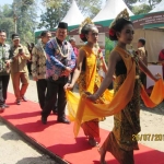 Rombongan Wakil Bupati Kabupaten Madiun Beserta Tim Penilai Lapang Lomba desa disambut penari saat Tiba di Desa Mendak.
