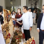 Wali Kota Batu saat meninjau salah satu stan UMKM
