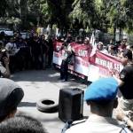 Massa pemuda gelar demo menolak seminar di hotel Grand Surya Kediri.