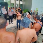 Para aktivis saat berorasi menyuarakan penolakan revisi Perda RTRW Kabupaten Pasuruan.