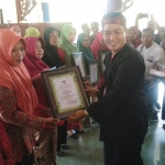 Badrut Tamam memberikan penghargaan terhadap para sekolah yang berprestasi dalam sekolah Adiwiyata baik tingkat provensi dan nasional dalam acara lingkungan hidup se-dunia di Pendopo Ronggosukowati.