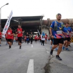 Ribuan peserta Semen Indonesia Trail Run 2018 melintasi rute lari di kawasan pabrik dan area pascatambang Pabrik Gresik Semen Indonesia.