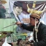Pusaka keris milik Presiden Pertama Republik Indonesia saat dijamas. (Ist)