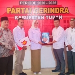 Eko Wahyudi saat menyerahkan berkas pendaftaran bacabup di kantor DPC Partai Gerindra Tuban.