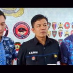 Kasubag Humas Polres Blitar Iptu Muhamad Burhanudin (tengah) saat memberikan keterangan.