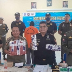 Kepala Kantor Bea Cukai Jember, Asep Munandar, dan Sekretaris Satpol PP Situbondo, Ahmad Purwadi, saat memperlihatkan barang bukti beserta tersangka.