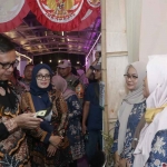 Pj Bupati Pamekasan saat meninjau stan Bazar UMKM.