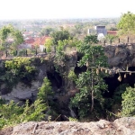 Pemandangan dari atas gua. foto: Tari/BANGSAONLINE