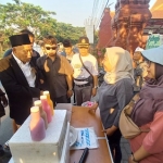 Kiai Asep bersama tim Paslon Mubarok saat memborong dagangan pedagang pasar 