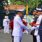 Pangkoarmada II Laksamana Muda Ariantyo Condrowibowo bertindak sebagai inspektur upacara. Foto: DEVI FITRI AFRIYANTI/ BANGSAONLINE