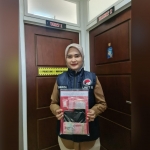 Petugas Satresnarkoba Polres Gresik menunjukkan barang bukti sabu  yang berhasil disita dari tiga tersangka. foto: ist.
