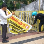 Baliho Segel Kantor DPD Golkar dan Langsung direpon pencabutan Segel oleh Sekretaris DPD Partai Golkar Pamekasan, Sulaisi.