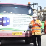 Direktur Utama Petrokimia Gresik Dwi Satriyo Annurogo saat melepas pengiriman perdana Green Surfactant 7.000 liter tujuan KSO Pertamina EP-Samudra Energy BWP Meruap di Sarolangun, Provinsi Jambi. (foto: ist)
