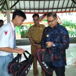 Pj Wali Kota Batu saat menyerahkan bantuan berupa peralatan gateball.