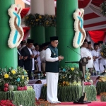 Pj Gubernur Jatim saat memimpin apel peringatan Hari Santri Nasional 2024.