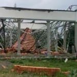 Atap Pendopo Desa Sumberglagah ambruk saat proses pembangunan berlangsung.
