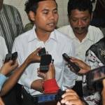 Zakky Mahbub dan Dwi Budi Susiatin saat memberikan keterangan usai mendaftar di KPU. (suwandi/BANGSAONLINE)