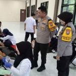 Kapolres Bangkalan, AKBP Febri Isman Jaya, bersama Kasi Humas Polres Bangkalan, Iptu Risna Wiajayati, saat meninjau pelaksanaan donor darah.