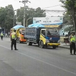 Petugas Satlantas menghentikan beberapa dump truk yang masuk dalam Kota Ngawi.