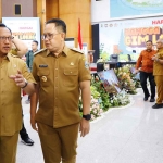 Pj Gubernur Jatim saat bersama mendagri dalam rapat koordinasi di Jakarta.