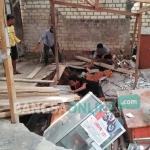 Warga saat memunguti sisa-sisa bangunan rumah yang runtuh. foto: GUNAWAN/ BANGSAONLINE