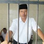 JELANG SIDANG – Terdakwa Abdul Rokhim jelang sidang vonis kasus KDRT, di PN Mojokerto, kemarin. foto: agus/BANGSAONLINE