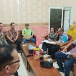 Petugas dari Kantor Pertanahan Kabupaten Pasuruan saat berada di Desa Sengonagung, Kecamatan Purwosari.