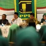 Ketua Umum Partai Persatuan Pembangunan (PPP) versi muktamar Jakarta Djan Faridz (kedua kiri) didampingi Sekjen Dimyati Natakusumah (kedua kanan), Waketum Habil Marati (kiri) dan Fernita Darwis (kanan). Antara/Prasetyo