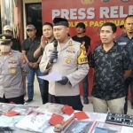 Kapolres Pasuruan Kota, AKBP Makung Ismoyo, saat konferensi pers terkait mayat dalam karung.