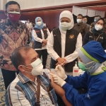 Gubernur Jawa Timur Khofifah Indar Parawansa memantau vaksinasi di Grand City Convex.