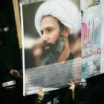 Poster Sheikh Nimr Baqir al-Nimr diacungkan pendukung. foto:repro bbc