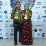 Bupati Bangkalan R. Abdul Latif bersama istri menerima penghargaan Madura Award di Sumenep. (foto diambil dari Facebook pada akun Moh. Iksan)