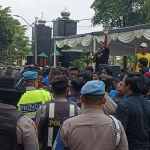 Suasana demo mahasiswa di depan Pendopo Kabupaten Jombang.