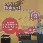 Salah satu peserta lomba menyanyi karaoke di event Pasar Rakyat IM3.Foto: HENDRO SUHARTONO/ BANGSAONLINE